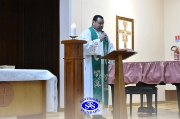 Alunos do 2º ano e suas famílias participam da missa do Colégio