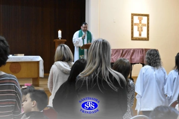 Alunos do 2º ano e suas famílias participam da missa do Colégio