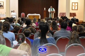 Alunos do 2º ano e suas famílias participam da missa do Colégio