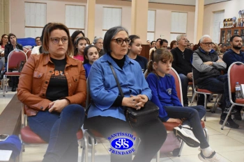 Alunos do 2º ano e suas famílias participam da missa do Colégio