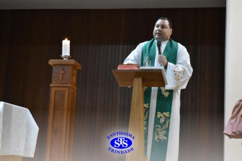 Alunos do 2º ano e suas famílias participam da missa do Colégio