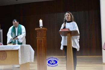 Alunos do 2º ano e suas famílias participam da missa do Colégio