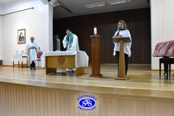Alunos do 2º ano e suas famílias participam da missa do Colégio