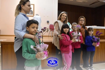 Alunos do 2º ano e suas famílias participam da missa do Colégio