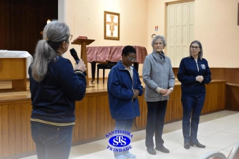 Alunos do 2º ano e suas famílias participam da missa do Colégio