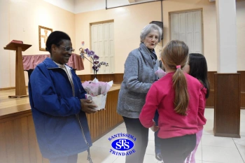 Alunos do 2º ano e suas famílias participam da missa do Colégio