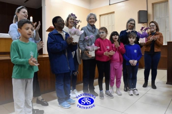 Alunos do 2º ano e suas famílias participam da missa do Colégio