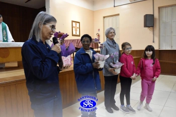 Alunos do 2º ano e suas famílias participam da missa do Colégio