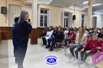 Alunos do 2º ano e suas famílias participam da missa do Colégio