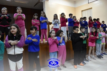 Alunos do 2º ano e suas famílias participam da missa do Colégio