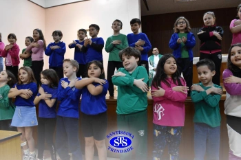 Alunos do 2º ano e suas famílias participam da missa do Colégio