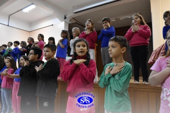 Alunos do 2º ano e suas famílias participam da missa do Colégio