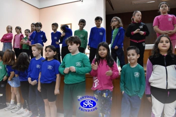 Alunos do 2º ano e suas famílias participam da missa do Colégio