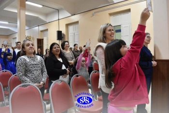 Alunos do 2º ano e suas famílias participam da missa do Colégio