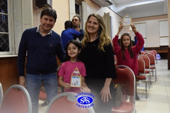 Alunos do 2º ano e suas famílias participam da missa do Colégio