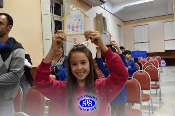 Alunos do 2º ano e suas famílias participam da missa do Colégio