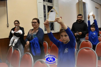 Alunos do 2º ano e suas famílias participam da missa do Colégio
