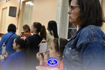 Alunos do 2º ano e suas famílias participam da missa do Colégio
