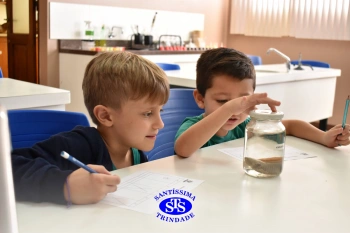 Alunos do 1º ano realizam atividades no Laboratório de Ciências