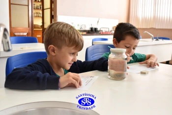 Alunos do 1º ano realizam atividades no Laboratório de Ciências