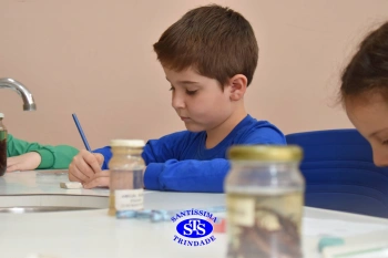 Alunos do 1º ano realizam atividades no Laboratório de Ciências