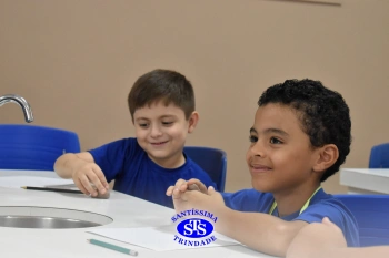 Alunos do 1º ano realizam atividades no Laboratório de Ciências