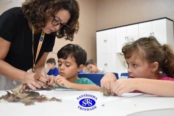 Alunos do 1º ano realizam atividades no Laboratório de Ciências