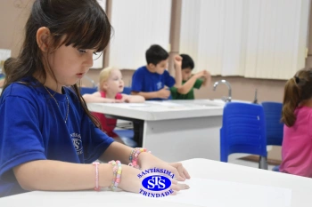 Alunos do 1º ano realizam atividades no Laboratório de Ciências