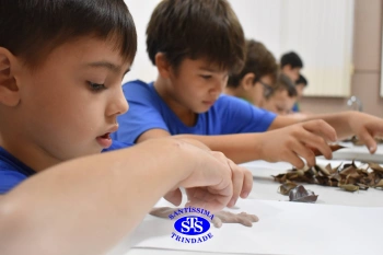 Alunos do 1º ano realizam atividades no Laboratório de Ciências
