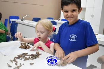 Alunos do 1º ano realizam atividades no Laboratório de Ciências