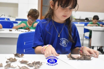 Alunos do 1º ano realizam atividades no Laboratório de Ciências