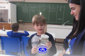 Alunos do 1º ano realizam atividades no Laboratório de Ciências