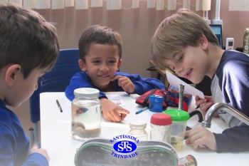 Alunos do 1º ano realizam atividades no Laboratório de Ciências