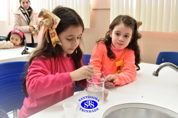 Clima junino chega ao Laboratório de Ciências com as pipocas dançantes