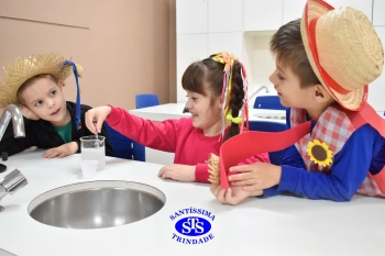 Clima junino chega ao Laboratório de Ciências com as pipocas dançantes