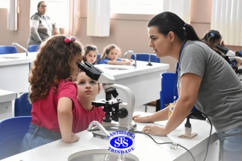 Alunos estudam as estruturas das plantas e das flores | 1º ano