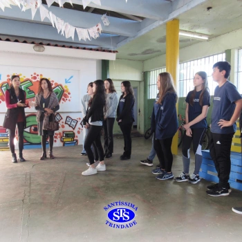 Alunos do Colégio Santíssima fazem releituras de obras de arte em bancos para presentear a comunidade