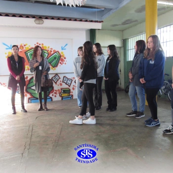 Alunos do Colégio Santíssima fazem releituras de obras de arte em bancos para presentear a comunidade
