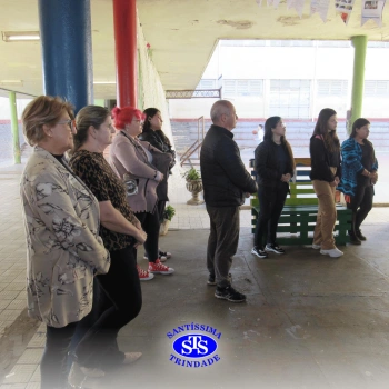 Alunos do Colégio Santíssima fazem releituras de obras de arte em bancos para presentear a comunidade