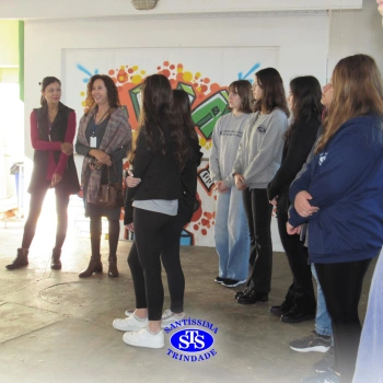Alunos do Colégio Santíssima fazem releituras de obras de arte em bancos para presentear a comunidade