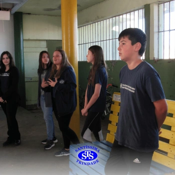 Alunos do Colégio Santíssima fazem releituras de obras de arte em bancos para presentear a comunidade
