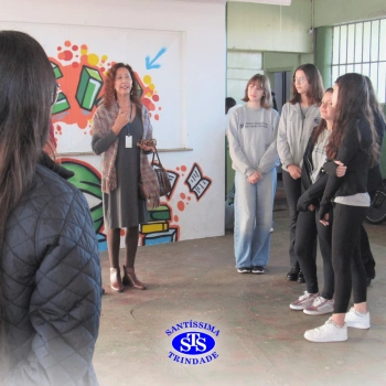 Alunos do Colégio Santíssima fazem releituras de obras de arte em bancos para presentear a comunidade