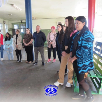Alunos do Colégio Santíssima fazem releituras de obras de arte em bancos para presentear a comunidade