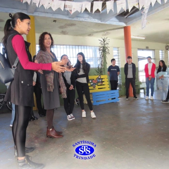 Alunos do Colégio Santíssima fazem releituras de obras de arte em bancos para presentear a comunidade