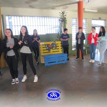 Alunos do Colégio Santíssima fazem releituras de obras de arte em bancos para presentear a comunidade
