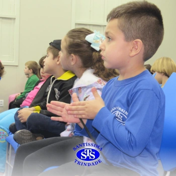 Visita surpreende crianças do Infantil 5