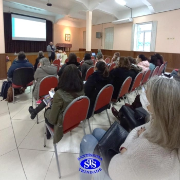 Professores reunidos para estudar