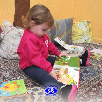 Crianças participam de contação de história na Biblioteca | Infantil 1