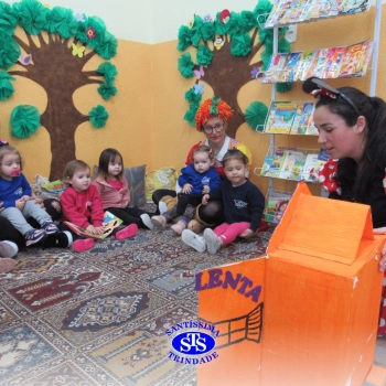 Crianças participam de contação de história na Biblioteca | Infantil 1