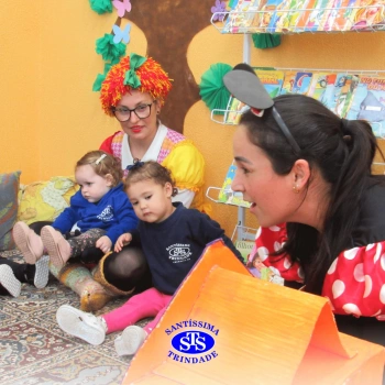 Crianças participam de contação de história na Biblioteca | Infantil 1